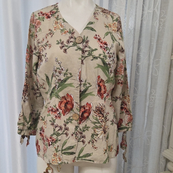 Hester & Orchard Tops - Hester & Orchard Floral Beige Women's Blusa Small Size